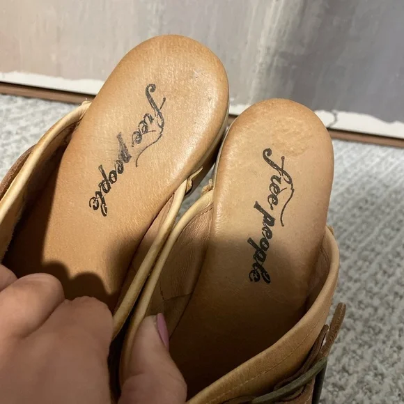 NWOT Free People Culver‎ City Leather Taupe Studded Clogs Sz 38/us8 - Picture 11 of 11